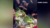 İran'da öldürülen kardeşinin mezarı başında saçlarını kesti