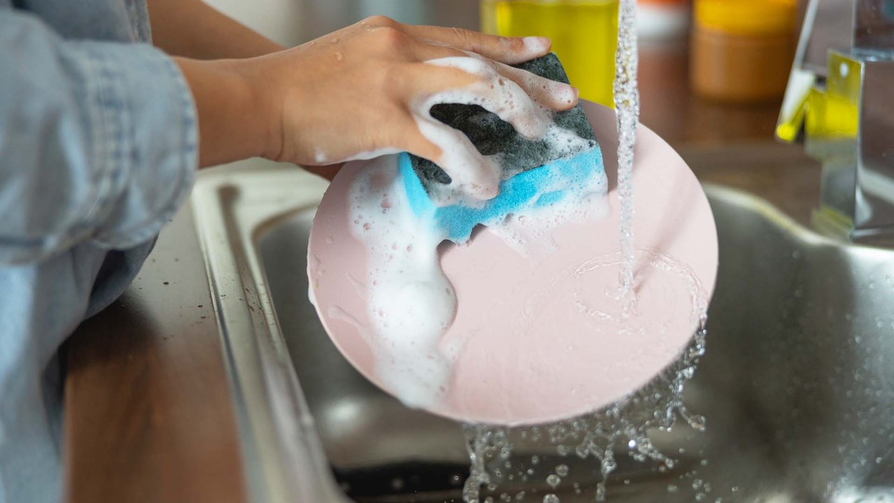 Spülmaschine oder per Hand spülen: Was ist sparsamer?
