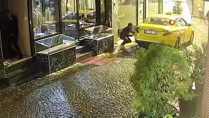 3 kişinin dövüldüğü gece kulübüne silahlı saldırı: 1 ölü