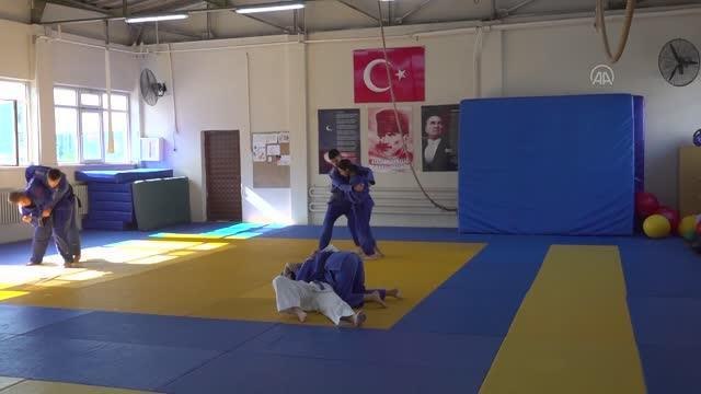 İşitme ve görme engelli milli judocu, paralimpik şampiyonluğu hayaliyle çalışıyor