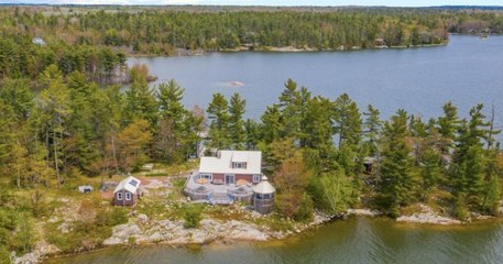 Canada : cette île privée comprenant plusieurs habitations est à vendre pour un prix très attractif