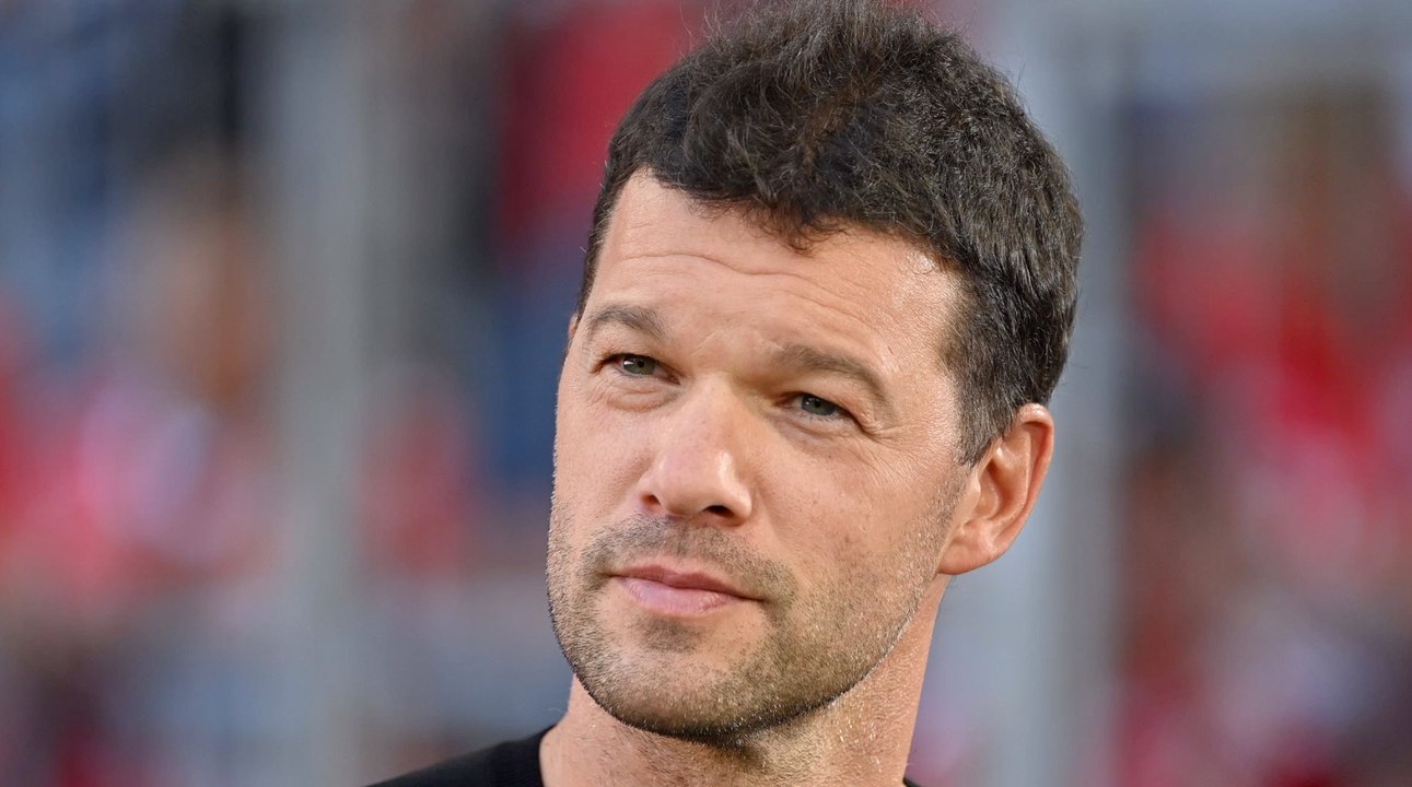 Michael Ballack tauscht heiße Küsse auf der Wiesn aus!