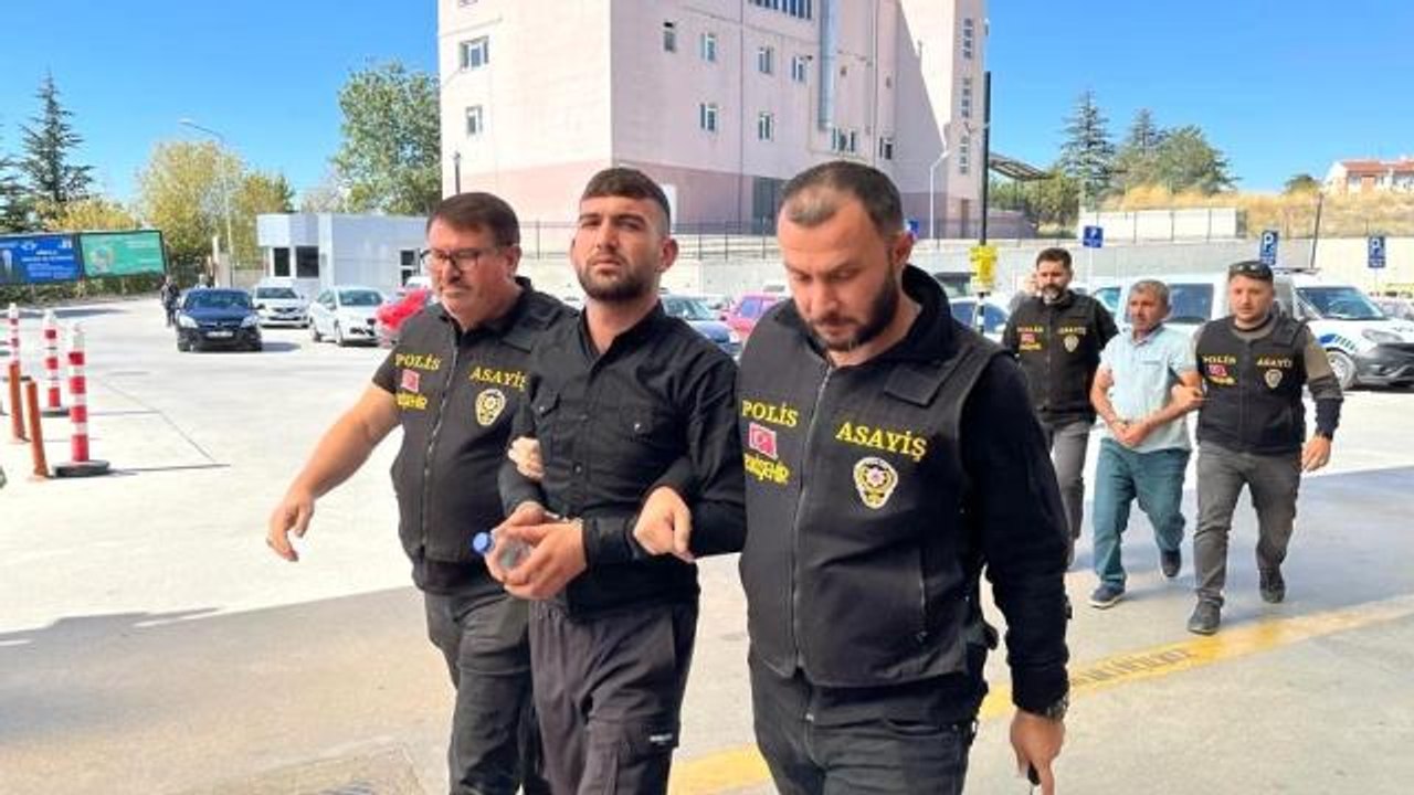 Son dakika haberi... 2 akrabasını öldürdüğü iddia edilen 3 şüpheli sağlık kontrolünden geçirildi