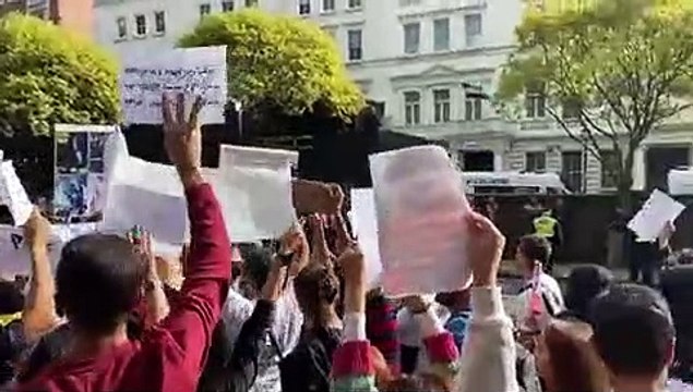 Protests outside Iranian Embassy following death of Masha Amini. Credit: Mazdak Arya