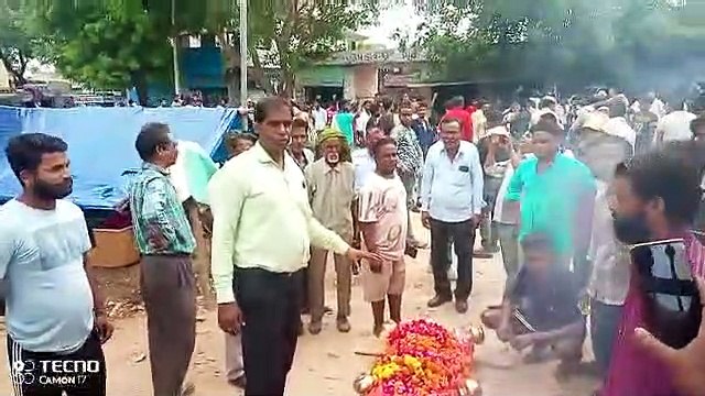 शव लेकर तहसील पहुंचे लोगों ने किया प्रदर्शन, समझाइश के बाद माने