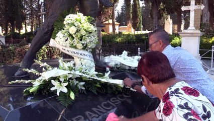 Pantoja recuerda a Paquirri e incluye a Kiko en el ramo