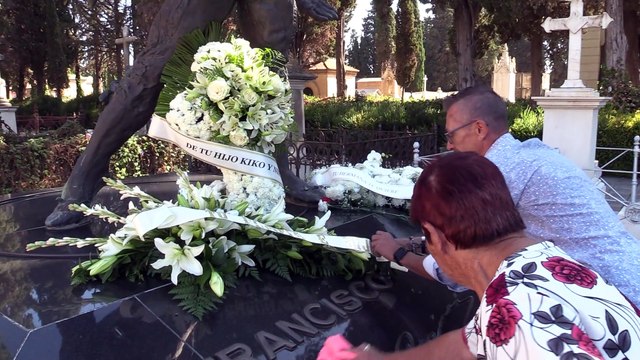 Pantoja recuerda a Paquirri e incluye a Kiko en el ramo