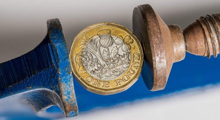 La libra se desploma respecto al dólar estadounidense a su nivel más bajo desde 1971