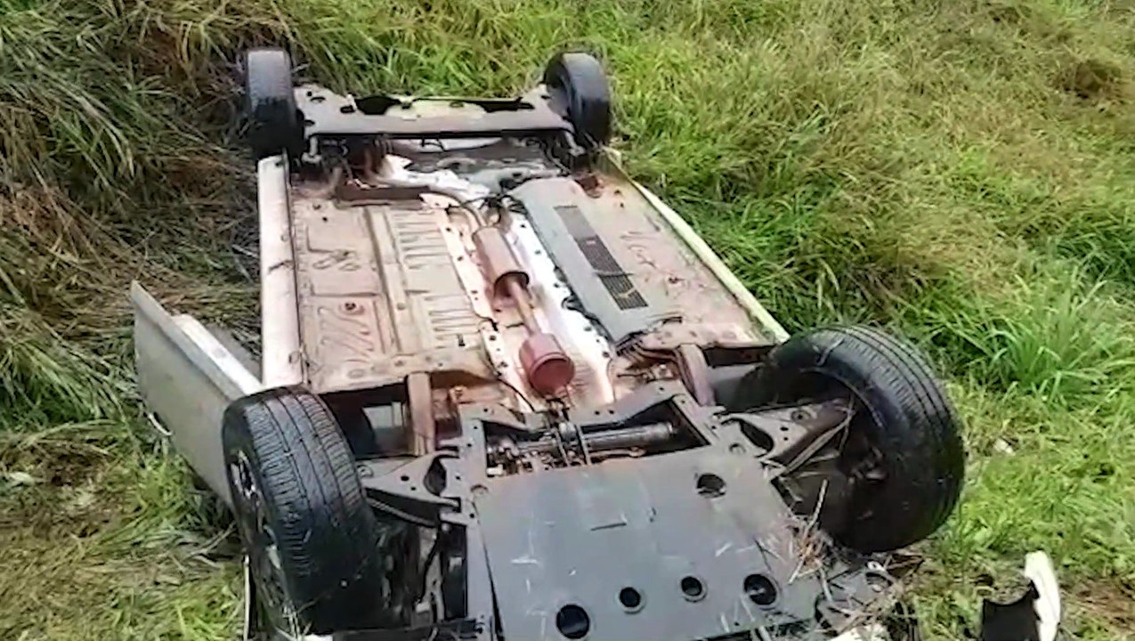 Motorista fica preso às ferragens de carro após capotar na rodovia PR-180