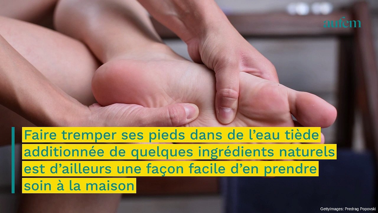 Bain de pieds au vinaigre : l’astuce de grand-mère pour de jolis pieds