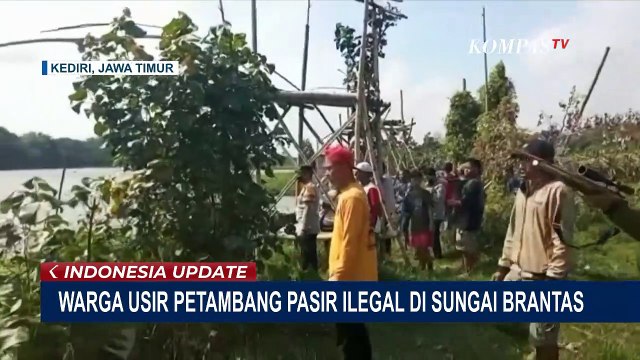 Kesal! Warga Lempar Kayu dan Bambu untuk Usir Petambang Pasir Ilegal di Sungai Brantas
