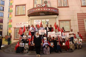 Evlat nöbetindeki aileler seslerini duyurdukça katılımlar devam ediyor