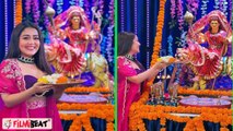 Neha Kakkar ने हुई भक्ति में लीन, हाथ में फूलों का थाल लिए माता के दरबार से Share की खूबसूरत Photos