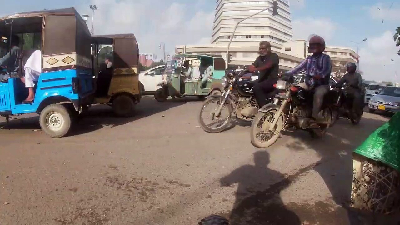 4K _ CYCLING THROUGH THE STREETS OF PAKISTAN - KARACHI _ 2022 _ CITY TOUR _ P2 _ I.I Chundrigar. (1)