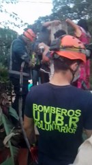 Un hombre quedó con la pierna incrustada en un portón tras tratar de ingresar a su casa