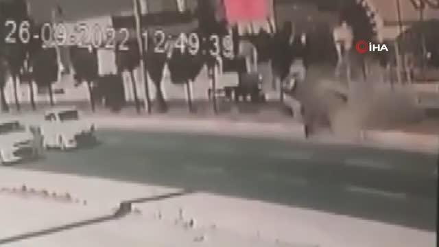 Son dakika haber... Hafriyat kamyonu çarptığı otomobili metrelerce sürükledi, o anlar kameraya yansıdı