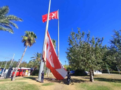 Antalya haberi | Antalya'da yenilenen dev Türk bayrağı ve Antalyaspor bayrağı göndere çekildi