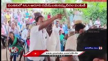 Villagers Question MLA Aroori Ramesh On Pensions In Bathukamma Sarees Distribution _ Warangal _ V6