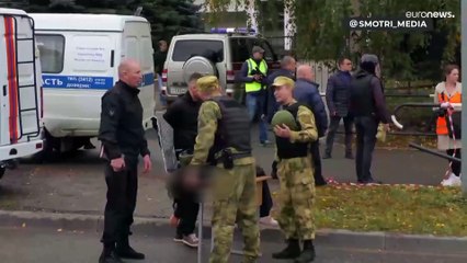 В результате стрельбы в школе Ижевска погибли 17 человек