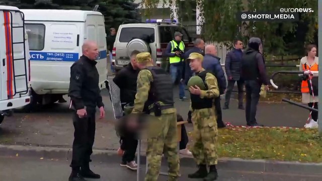 В результате стрельбы в школе Ижевска погибли 17 человек