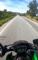 Un motard percute un camion à pleine vitesse et a beaucoup de chance