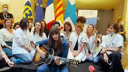 Clara Luciani chante avec l'équipe de La Maison des femmes Marseille Provence