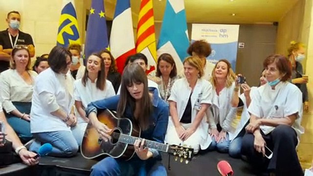 Clara Luciani chante avec l'équipe de La Maison des femmes Marseille Provence
