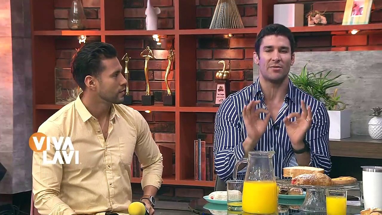 Hombre le regala mochila y una bicicleta a niño