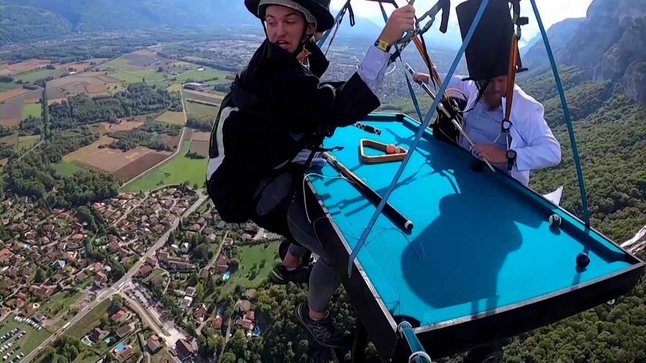 Des joueurs de billards survolent les Alpes pour un concours de déguisements à 1 000 m d’altitude