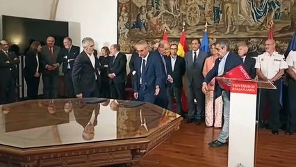 Grande-Marlaska en la firma del convenio entre la USAL y la Escuela Nacional de Policía