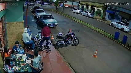 Homem põe fogo na casa da ex e causa acidente durante a fuga em alta velocidade