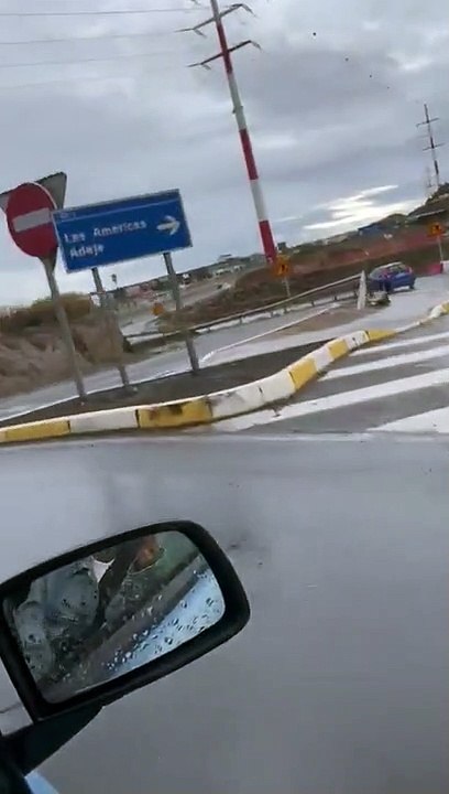 Se bañan con manguitos en la lluvia en Tenerife