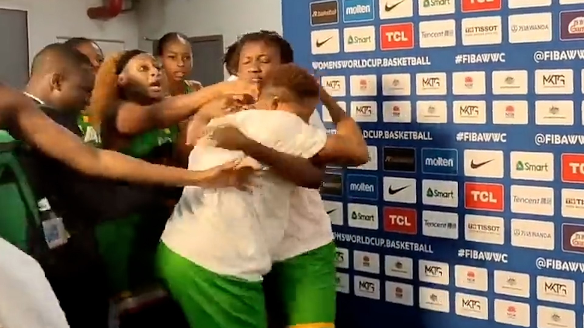 Une bagarre éclate entre deux joueuses du Mali lors de la Coupe du monde  féminine de basket - Vidéo Dailymotion