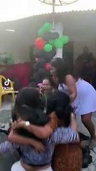 Mulheres são 'engolidas' por buraco enquanto dançam e viralizam