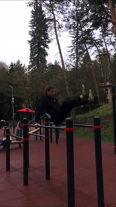 Il fait le chaud sur les barres parallèles... Pas pour longtemps