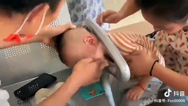 Ces parents tentent de résoudre un casse-tête... en vrai