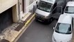 Ils tentent de voler une moto garée dans la rue à l'aide d'une camionnette à Marseille