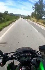 Ce motard frôle un camion à pleine vitesse et a beaucoup de chance