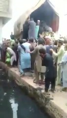 پشاور میں گئ اور آٹے کے تقسیم پر لوگوں نے ایک دوسرے کو دکے دے کر ندی نالوں میں گیرادیا