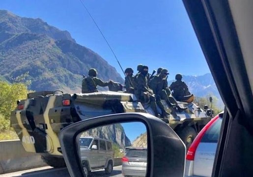 Rusya-Gürcistan sınırında 20 kilometrelik araç kuyruğuSon 1 haftada Gürcistan-Rusya sınırından 115 bin kişi geçti