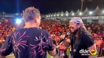 Prefeito de São José de Piranhas embala beijos e romance com a esposa no show de Bell Marques na Micaranhas