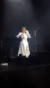 Melek Mosso, Mahsa Amini için sahnede saçlarını kesti