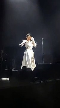 Melek Mosso İranlı kadınlar için sahnede saçını kesti