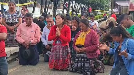 Video herunterladen: Familiares piden a Dios que haga su voluntad sobre la vida de las dos mujeres desaparecidas.