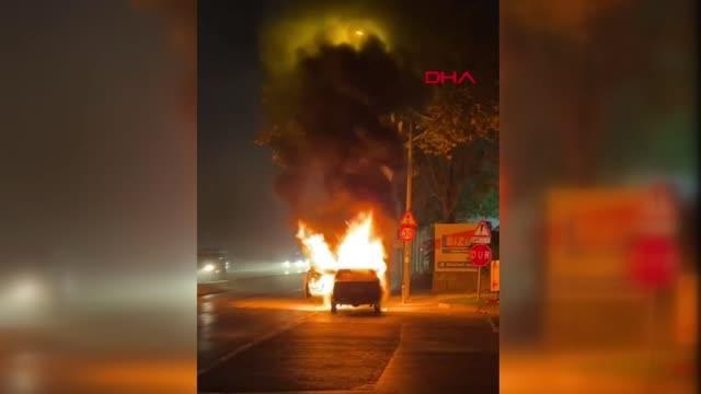 İSTANBUL-ZEYTİNBURNU'NDA OTOMOBİL ALEV ALEV YANDI; SÜRÜCÜ ÖLÜMDEN DÖNDÜ