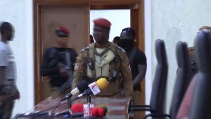 Burkina Faso'da darbeyle iktidarı ele geçiren Traore bakanlıkların temsilcileriyle toplantı yaptı