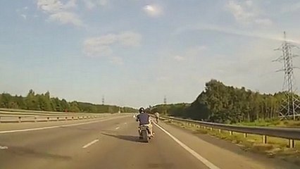 Un motard renverse volontairement un cycliste sur une voie r