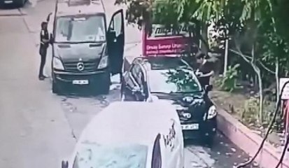 ŞİŞLİ'DE ARACINI SİLEN SÜRÜCÜNÜN TELEFONUNU ÇALDI