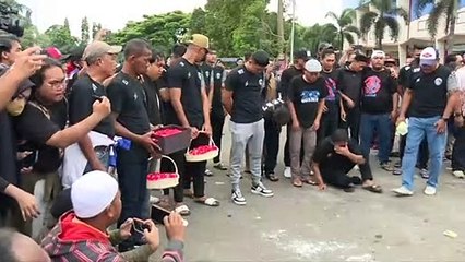 125 قتيلاً اثر تدافع في ملعب لكرة القدم في أندونيسيا