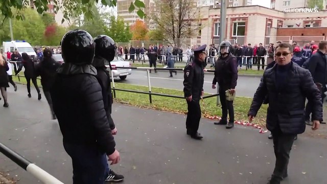 Täter trug Nazi-Symbole : 17 Tote, darunter 11 Kinder, an russischer Schule
